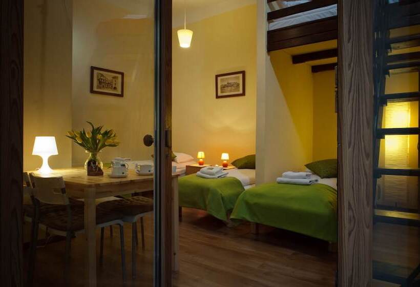 חדר סטנדרט לשלושה, Station Apart