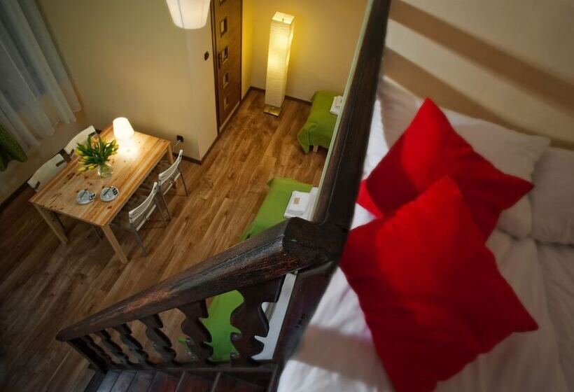 חדר סטנדרט לשלושה, Station Apart