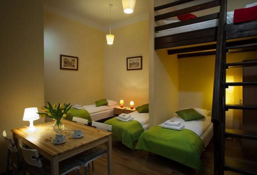 חדר סטנדרט לשלושה, Station Apart