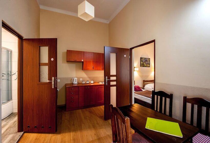 חדר סטנדרט לארבעה, Station Apart