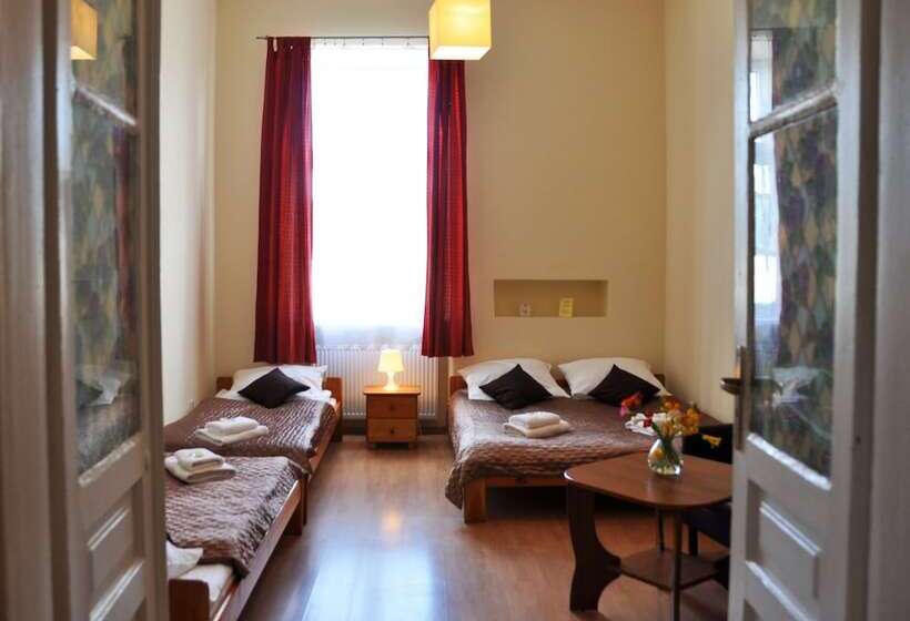 חדר סטנדרט לארבעה, Station Apart