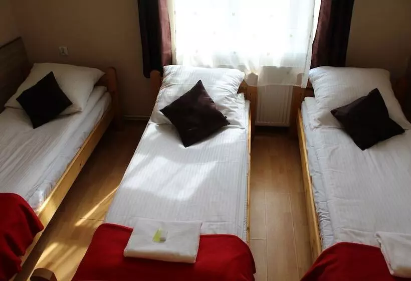 اتاق استاندارد سه تخته با سرویس بهداشتی مشترک, Station Apart