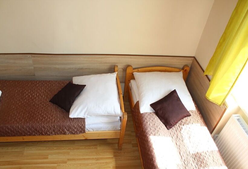 חדר סטנדרט לשלושה עם חדר אמבטיה משוף, Station Apart