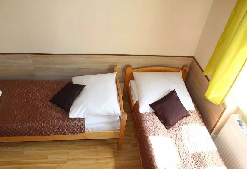 اتاق استاندارد سه تخته با سرویس بهداشتی مشترک, Station Apart