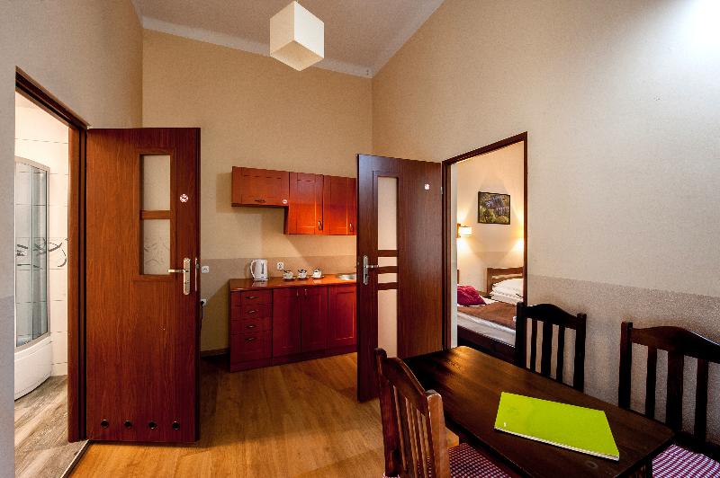 חדר סטנדרט לארבעה, Station Apart