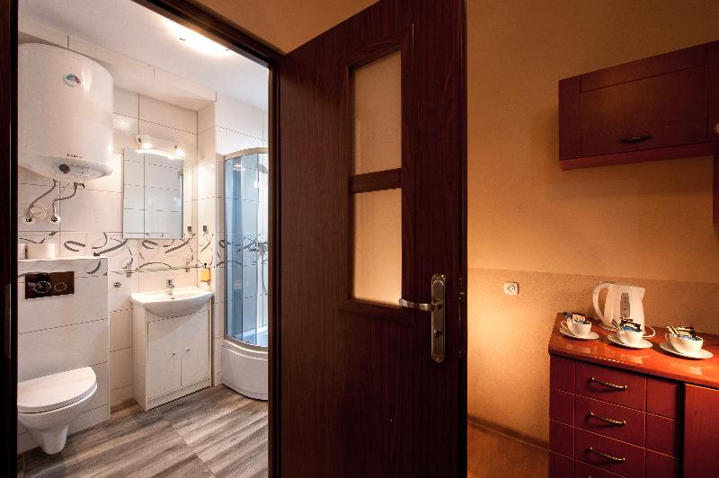 חדר סטנדרט לארבעה, Station Apart