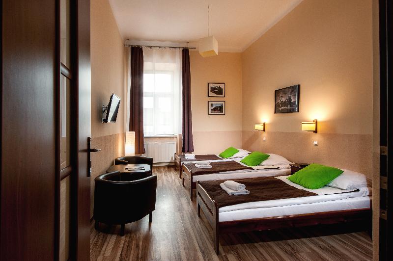 חדר סטנדרט לשלושה, Station Apart