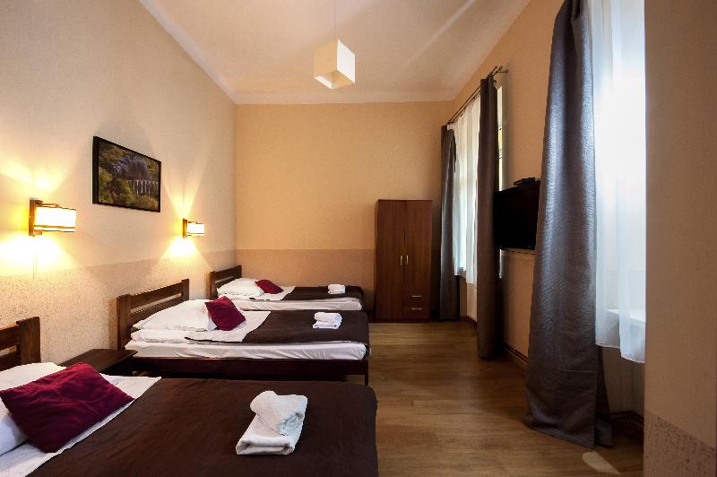 חדר סטנדרט לשלושה, Station Apart