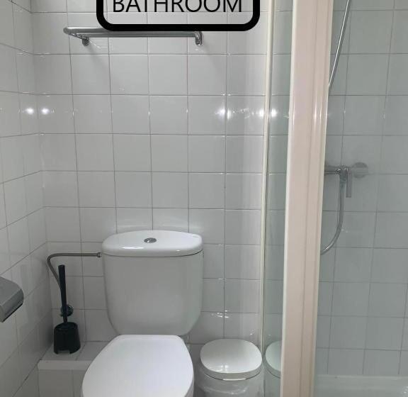 اتاق استاندارد با سرویس بهداشتی مشترک, Central And Basic Universitat For Young Hostel