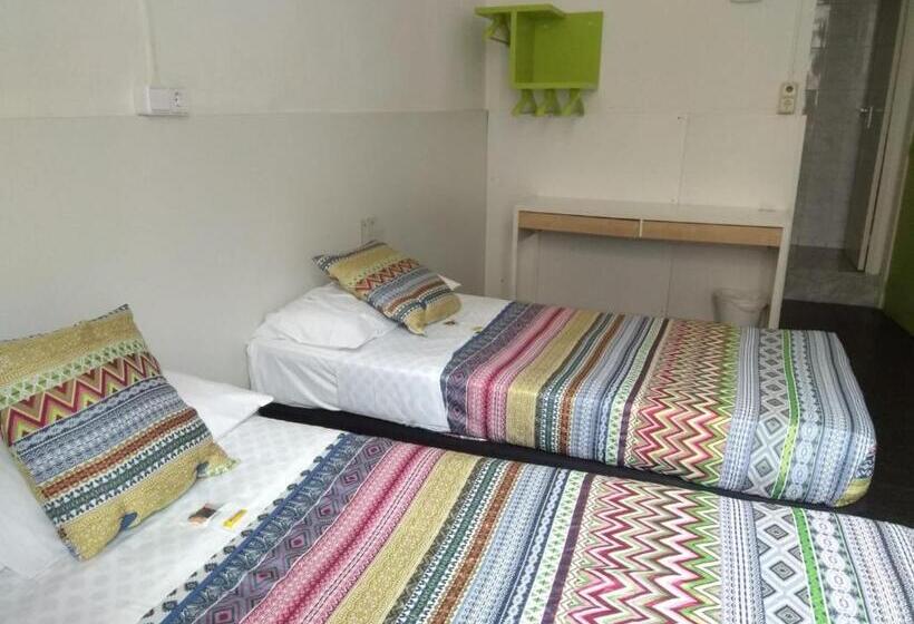 اتاق استاندارد با سرویس بهداشتی مشترک, Central And Basic Universitat For Young Hostel