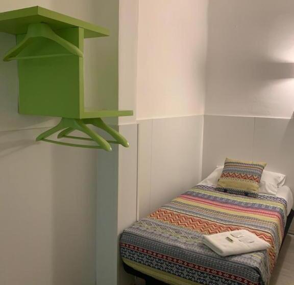 اتاق استاندارد یک نفره, Central And Basic Universitat For Young Hostel