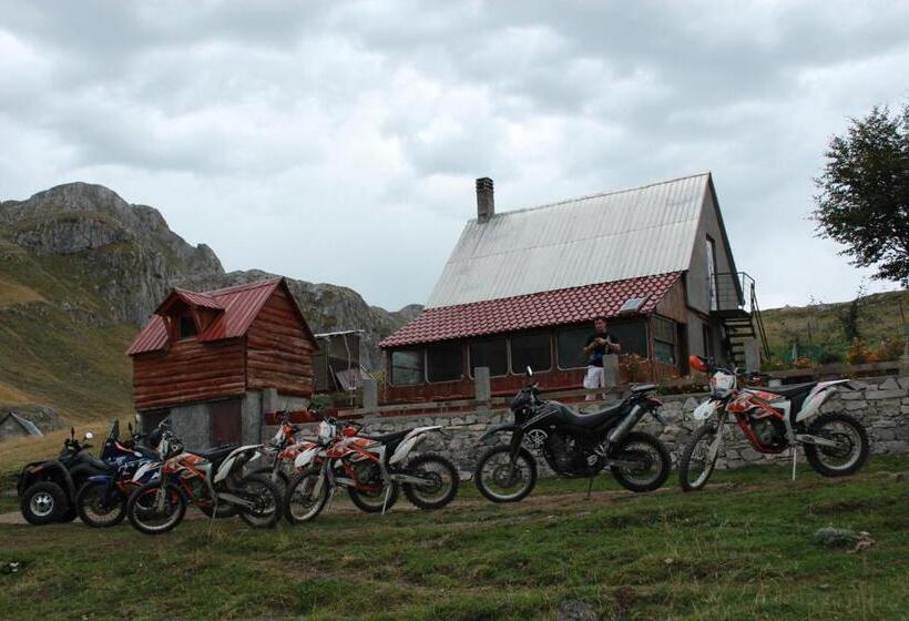 اتاق خانوادگی با سرویس بهداشتی مشترک, Rural Household Minić Kapetanovo Jezero