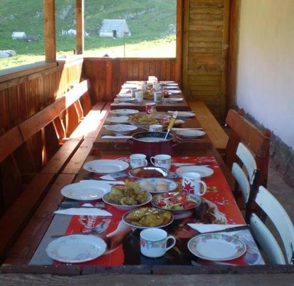 اتاق خانوادگی با سرویس بهداشتی مشترک, Rural Household Minić Kapetanovo Jezero