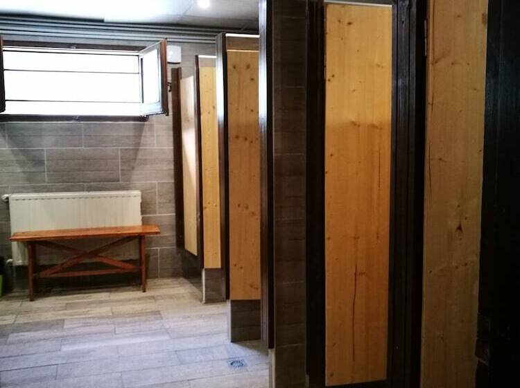 标准四人间共用浴室, Alberg Les Daines