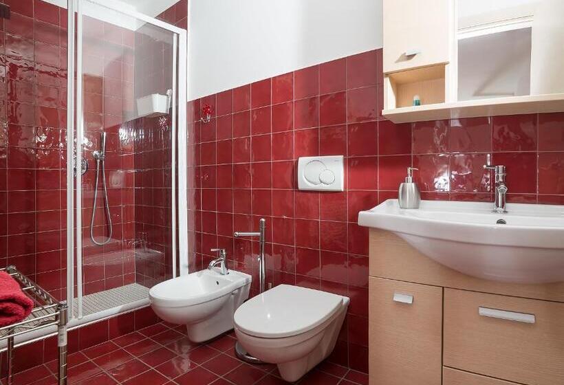 חדר משפחתי, De Maria House