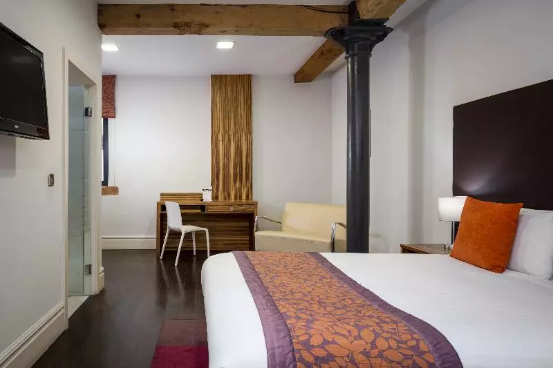 استودیوی استاندارد, Roomzzz Manchester City