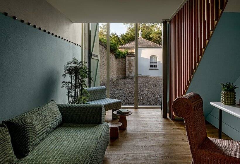 Номер Стандарт, Cowley Manor Experimental