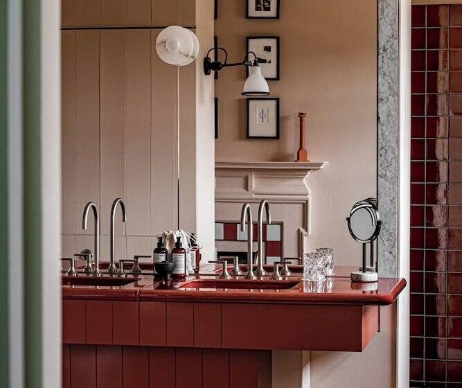 Номер Стандарт, Cowley Manor Experimental