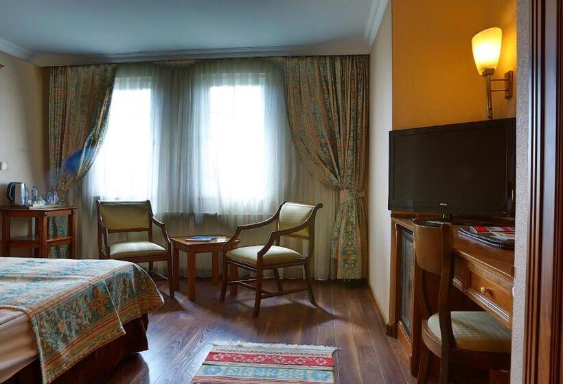 Quarto Familiar, Elit Palas