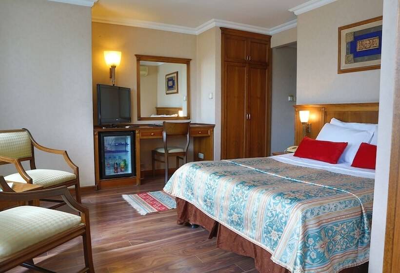 Quarto Familiar, Elit Palas