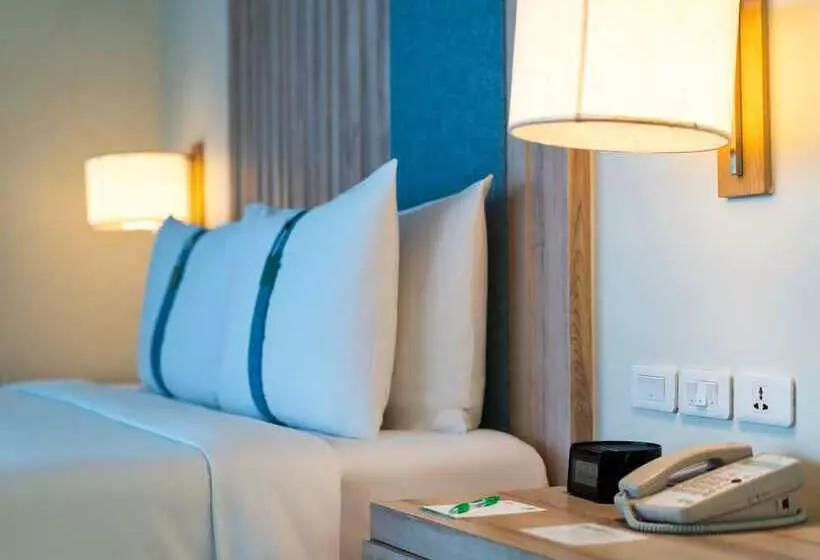 اتاق استاندارد با تخت دوبل و چشم‌انداز دریا, Holiday Inn Pattaya, An Ihg