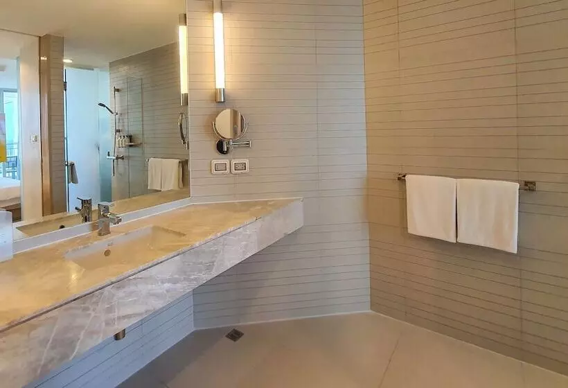 اتاق استاندارد با تخت دوبل و چشم‌انداز دریا, Holiday Inn Pattaya, An Ihg