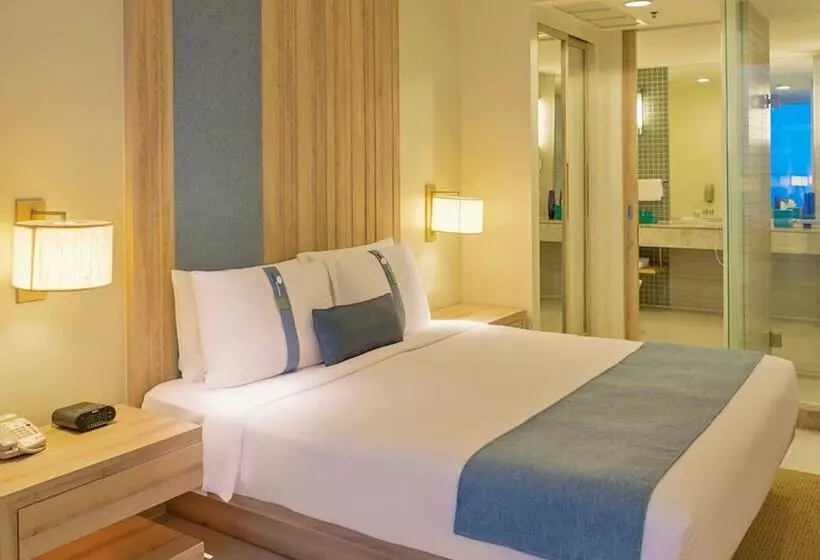 اتاق استاندارد با تخت دوبل و چشم‌انداز دریا, Holiday Inn Pattaya, An Ihg