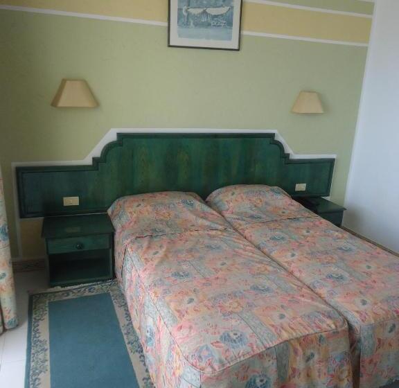 חדר סטנדרט לשלושה, Mezri