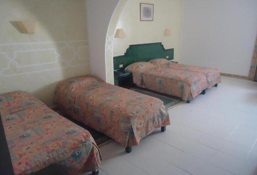 חדר סטנדרט לשלושה, Mezri