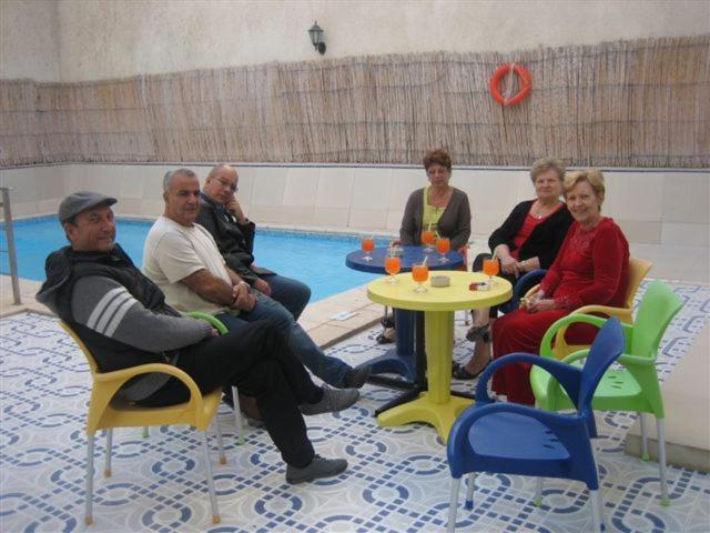 חדר סטנדרט לשלושה, Mezri