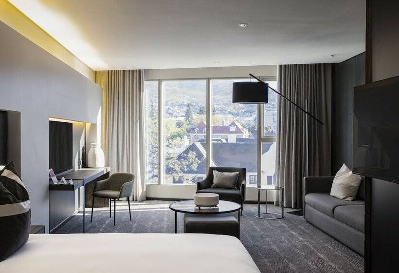 سوییت اجرایی, The Capital 15 On Orange Hotel & Spa