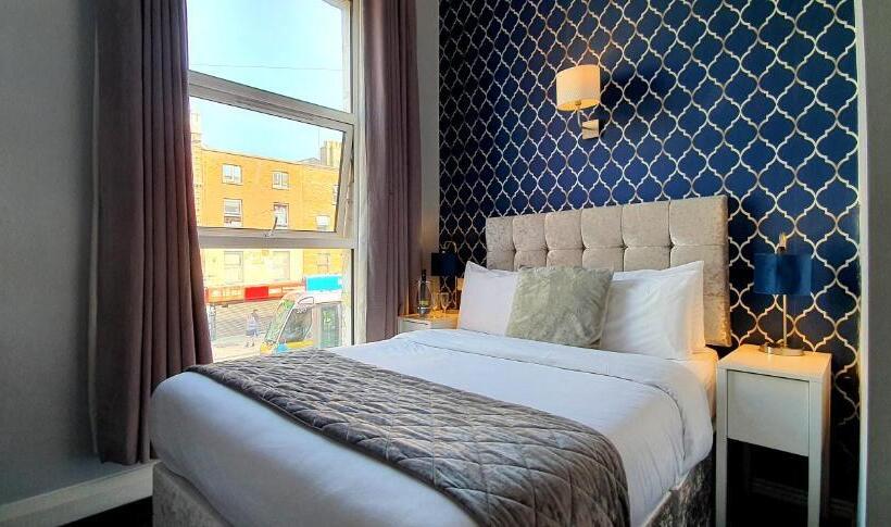 חדר סטנדרט, The Gate