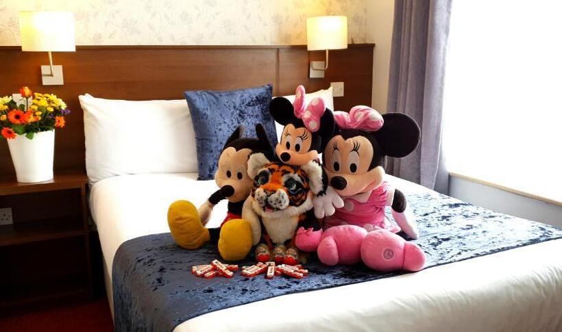 חדר סטנדרט לשלושה, The Gate