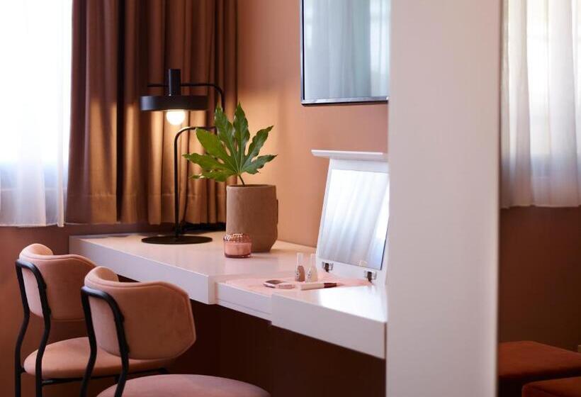 Люкс, The Marblous Athens