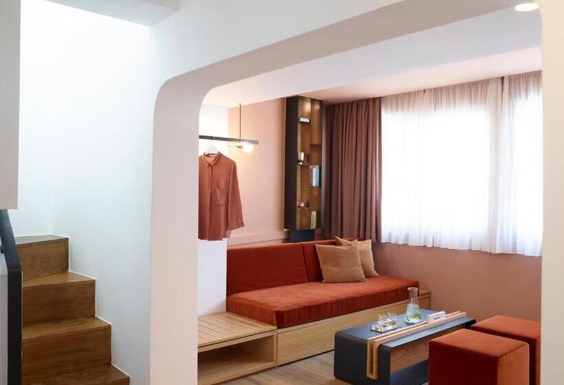 Люкс, The Marblous Athens