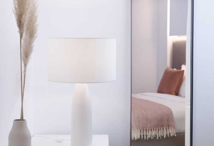 Люкс, The Marblous Athens