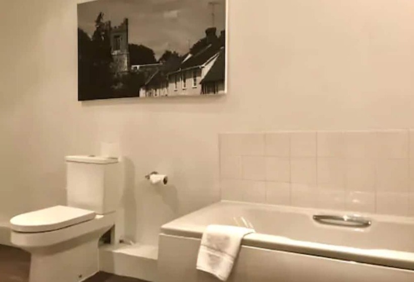 סוויטת ג'וניור, The Saracens Head