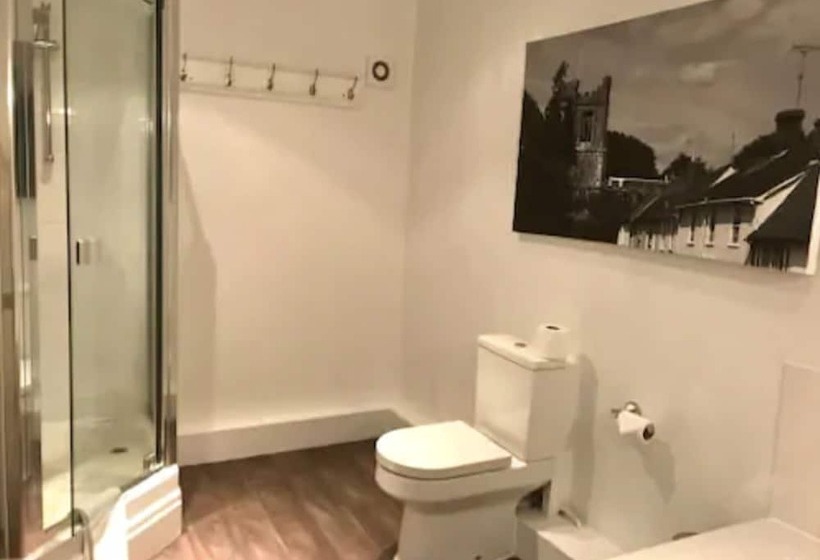 סוויטת ג'וניור, The Saracens Head