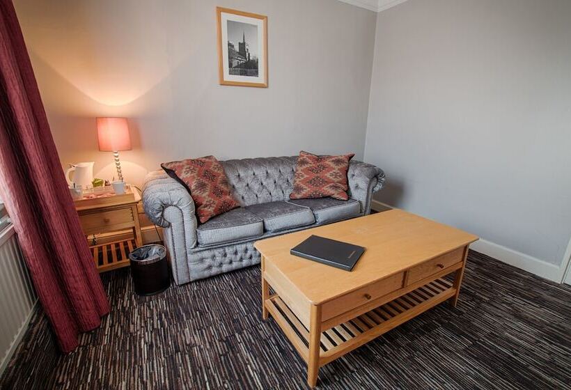 סוויטת ג'וניור, The Saracens Head