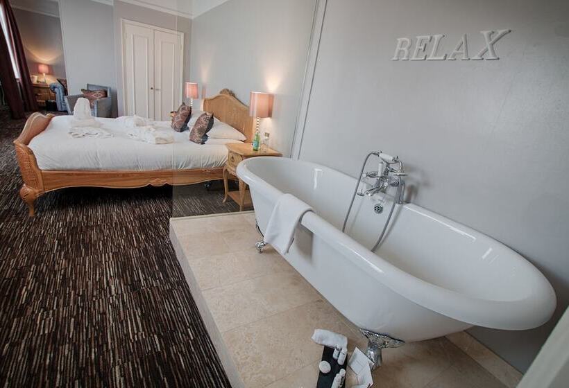 סוויטת ג'וניור, The Saracens Head