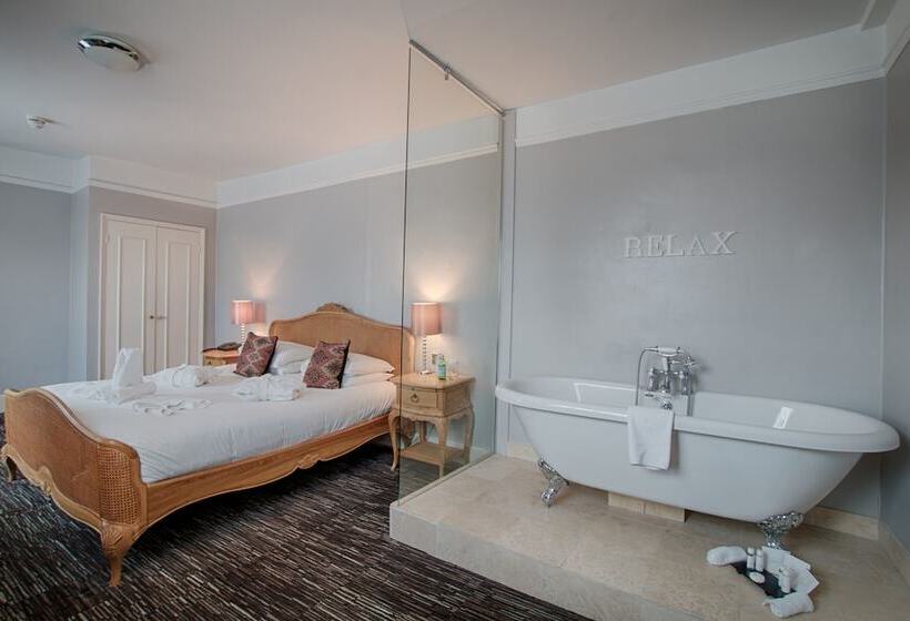 סוויטת ג'וניור, The Saracens Head