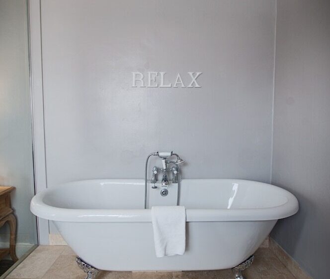 סוויטת ג'וניור, The Saracens Head