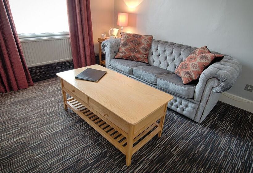 סוויטת ג'וניור, The Saracens Head