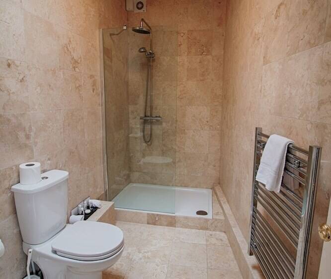 סוויטת ג'וניור, The Saracens Head