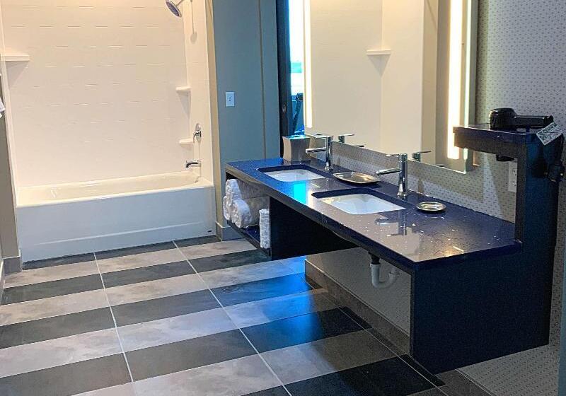 חדר אקזקיוטיב, The Saracens Head