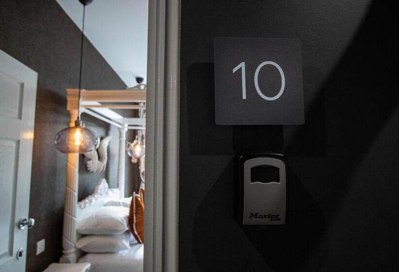 スタンダードルーム, The Auction House