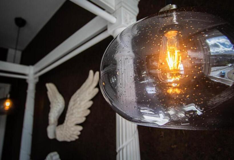 スタンダードルーム, The Auction House