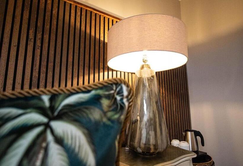 デラックスルーム, The Auction House