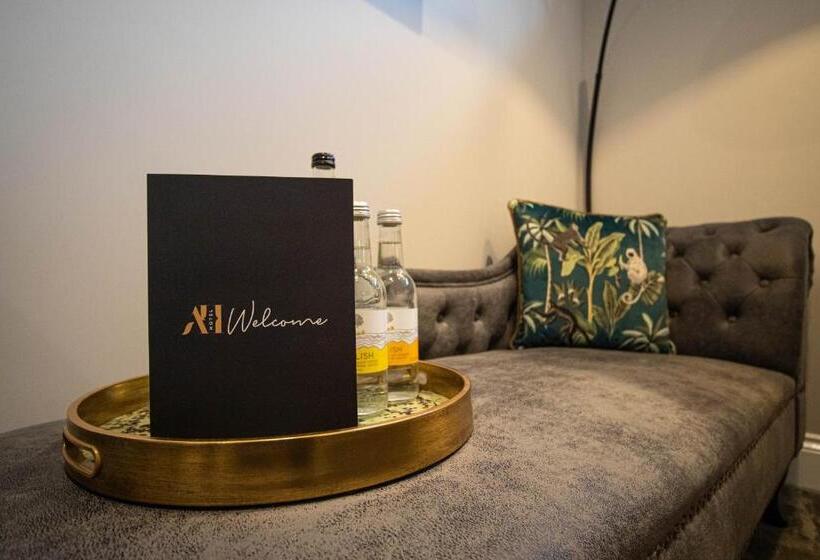 デラックスルーム, The Auction House