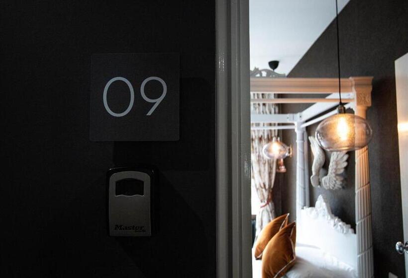 スタンダードルーム, The Auction House